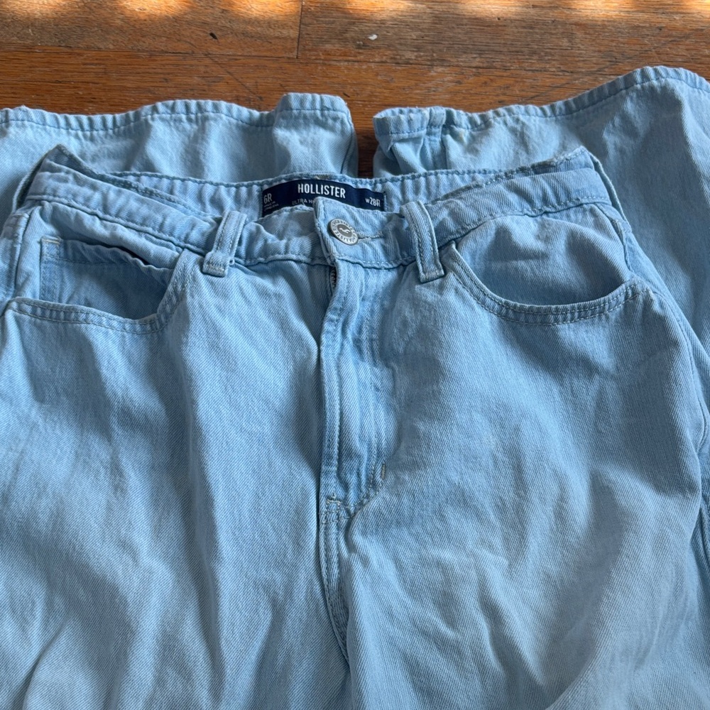 Hollister Men's Relaxed Fit Jeans in Light Blue